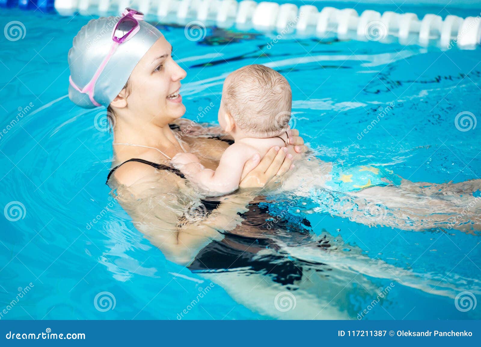 Мама я плыву москва. Девушка с сыном в бассейне. Молодые мамы в бассейне. Мама плавает в бассейне. Семья в бассейне с сыном.