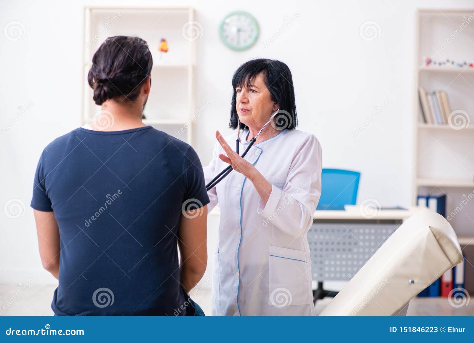 Жену врач видео. Врачи мужчина и женщина. Картина женщина врач осматривает пациента мужчину. Сексолог женщина и пациент мужчина. Картинка женщина врач пациент мужчин.