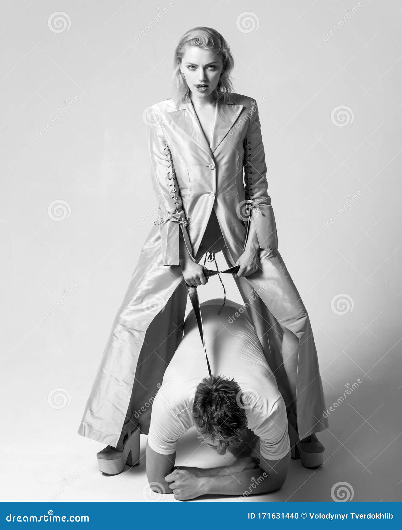 Молодой мужчина и женщина заинтересованное Bdsm в сексе. Концепция  господства. Женщина держит человека в руководстве. Мадам контро Стоковое  Фото - изображение насчитывающей женщина, красиво: 171631440