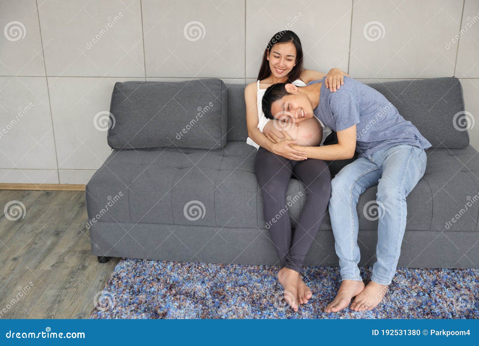 Муж лег к жене. Муж лег на жену. Беременные Селесте которая лежит на диване и обнимает. Мамуля легла на стол.