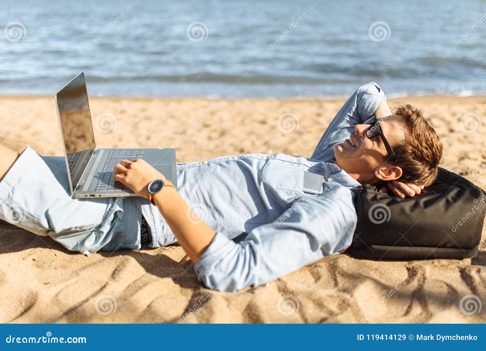 Chris had a relaxing holiday. Парень расслаблен. Человек в гамаке на пляже. Релакс в путешествии. A businessman on vacation.