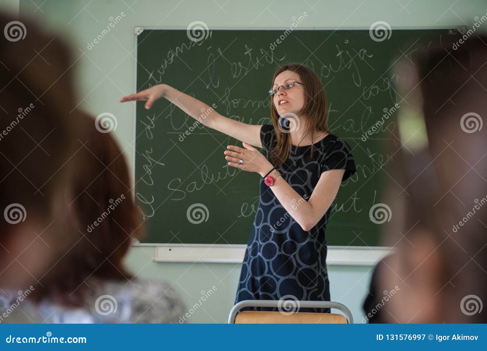 Грязные разговоры училки. Учитель говорит тихо фото. Картинка молодой учитель со спины.