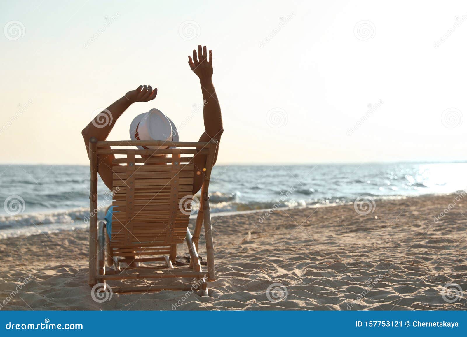 Man on the boat. Человек отдохнуло в августе. Отдыхает в гамаке. Человек отдохнуло в августе. Мужчина лежит на пляже.