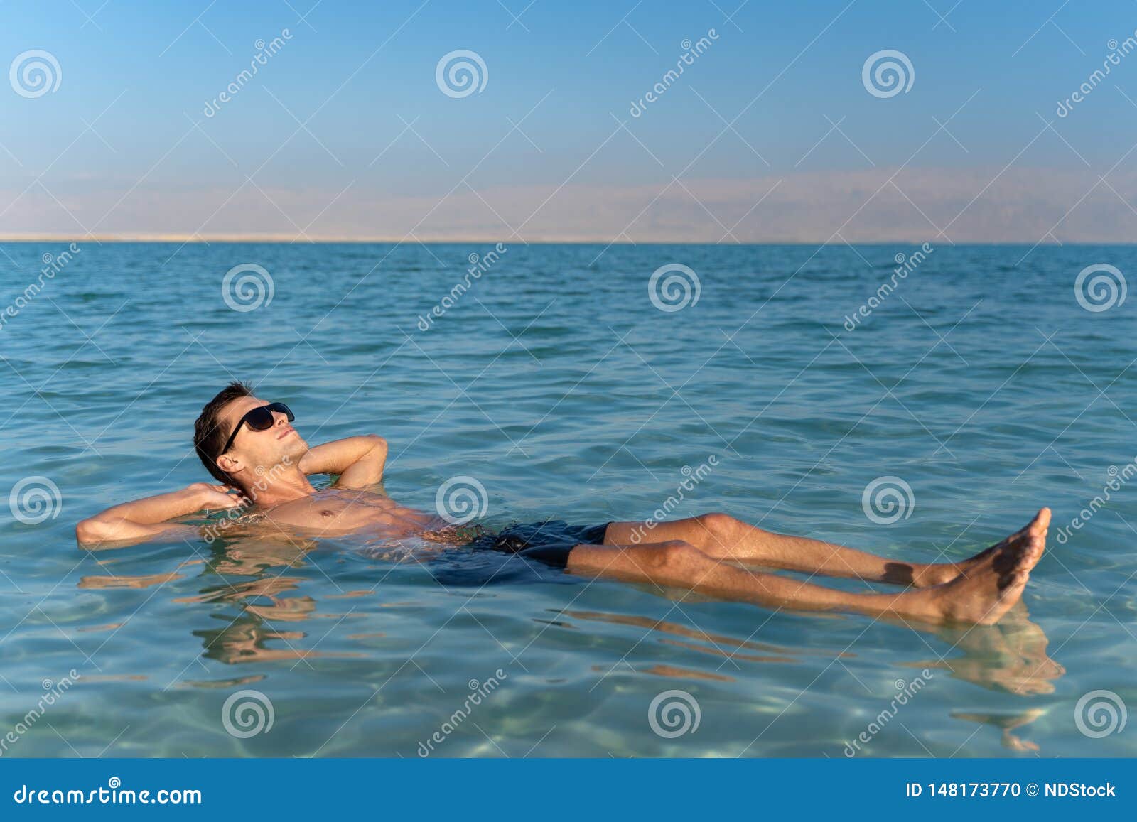 Мертвое море человек на воде. Плавание в Мертвом море. Мертвое море люди плавают. Мертвое море плавать. Иллюстрация плавающих людей в Мертвом море.