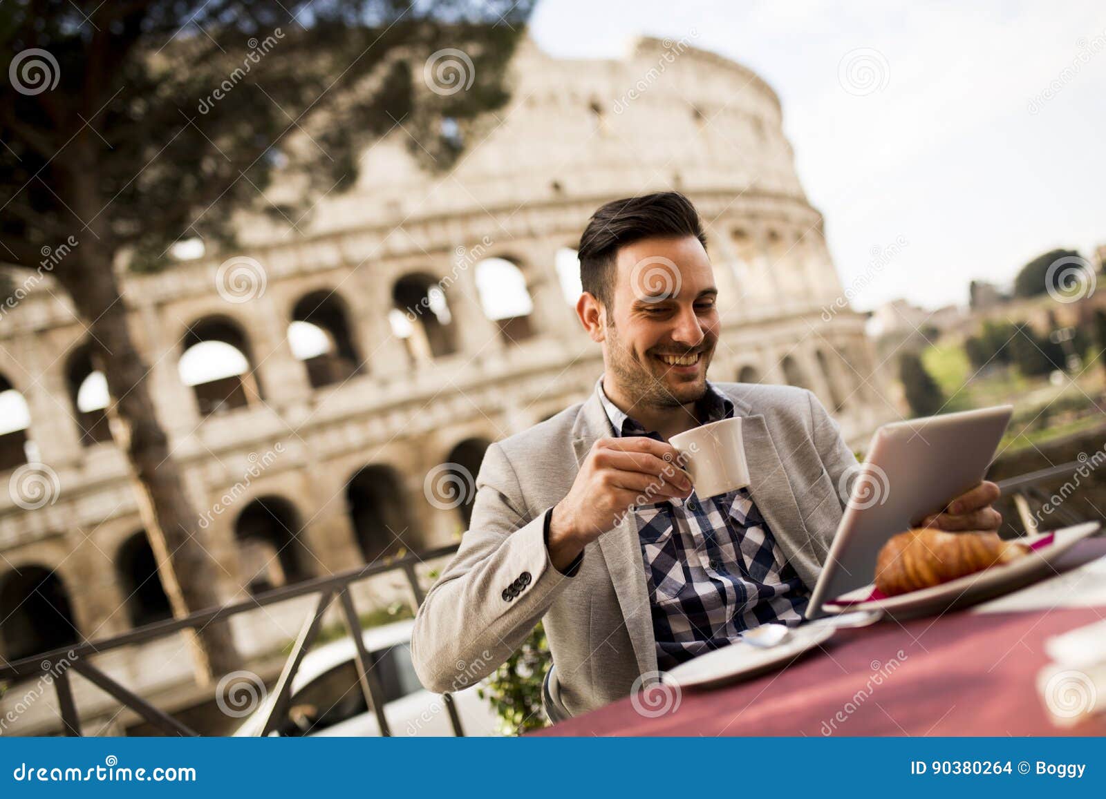 хидаятов аршад. итальянцы телефон. итальянцы разговаривают. марьяно ди вайо дольче габбана. модель дольче габбана мужчина итальянец.