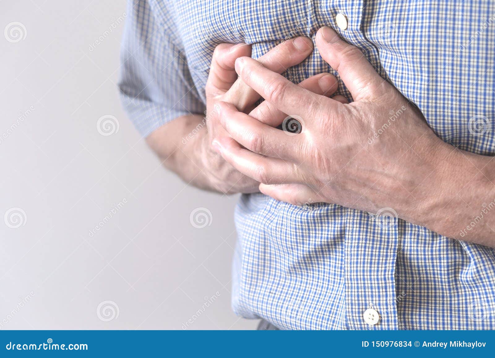 Молодой человек страдает от боли в груди Спазм комода, грудная жаба O Стоковое Фото - изображение насчитывающей сердце, комод: 150976834
