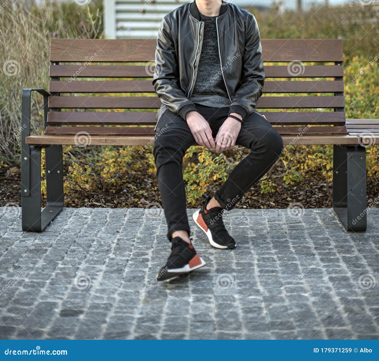 Молодой человек с обувь Adidas Nmd 2 Редакционное Стоковое Изображение - изображение насчитывающей конструкция, одежда: 179371259