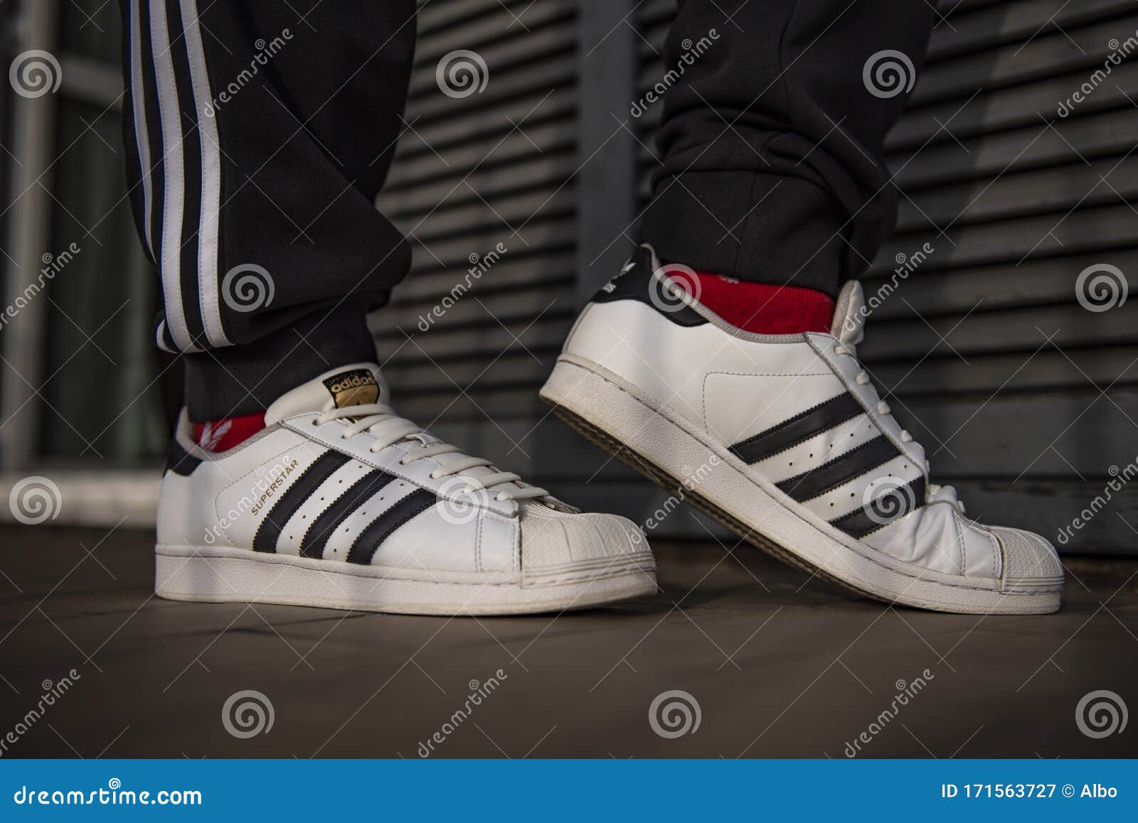 Молодой человек с суперзвезду Adidas Редакционное Фотография - изображение насчитывающей пары, взорвать: 171563727