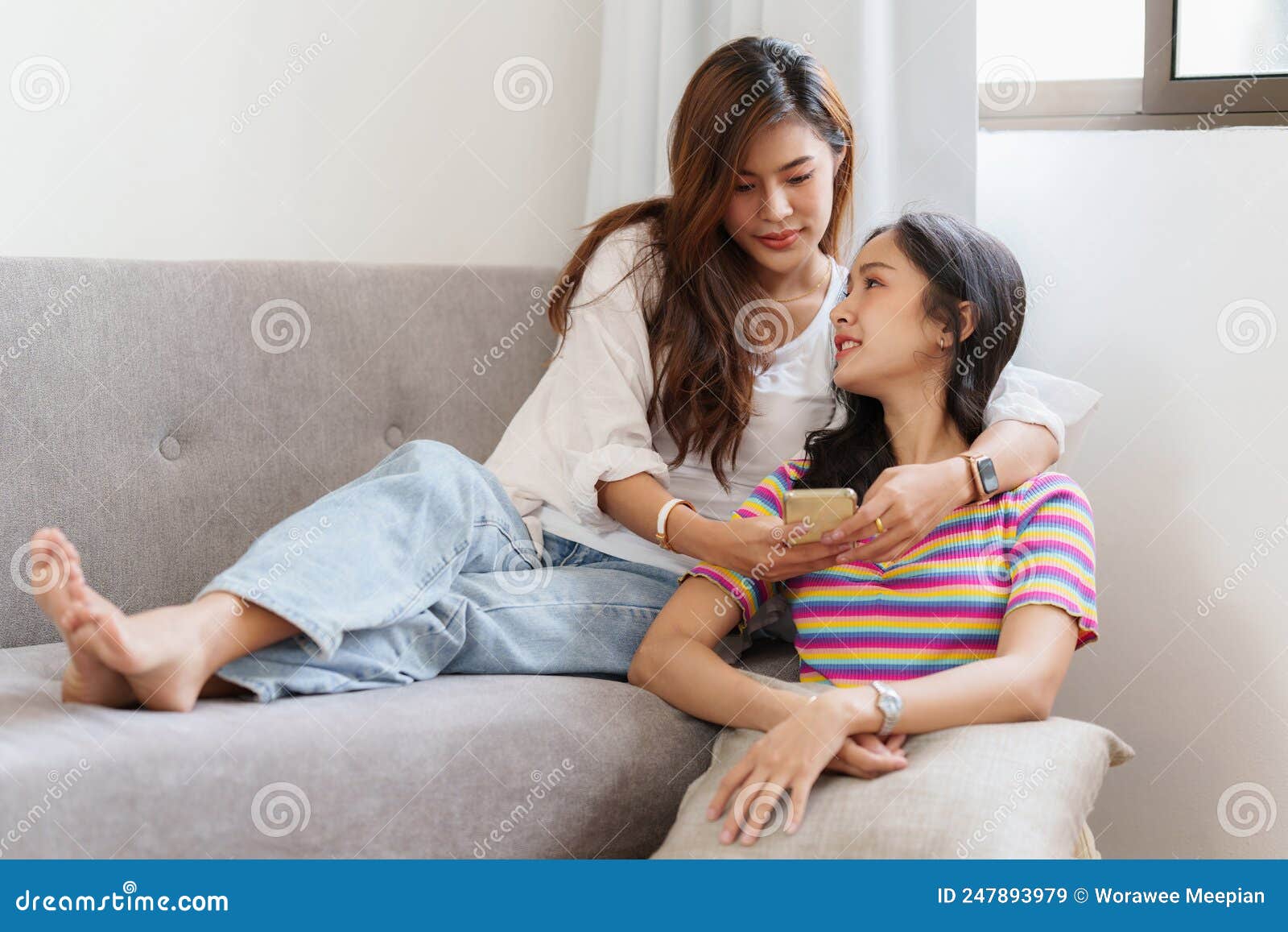 Молодые азиатки-лесбиянки любят моменты счастья в спальне. Lgbtq или гей и гордость. Стоковое Изображение - изображение насчитывающей лесбиянок, случай: 247893979