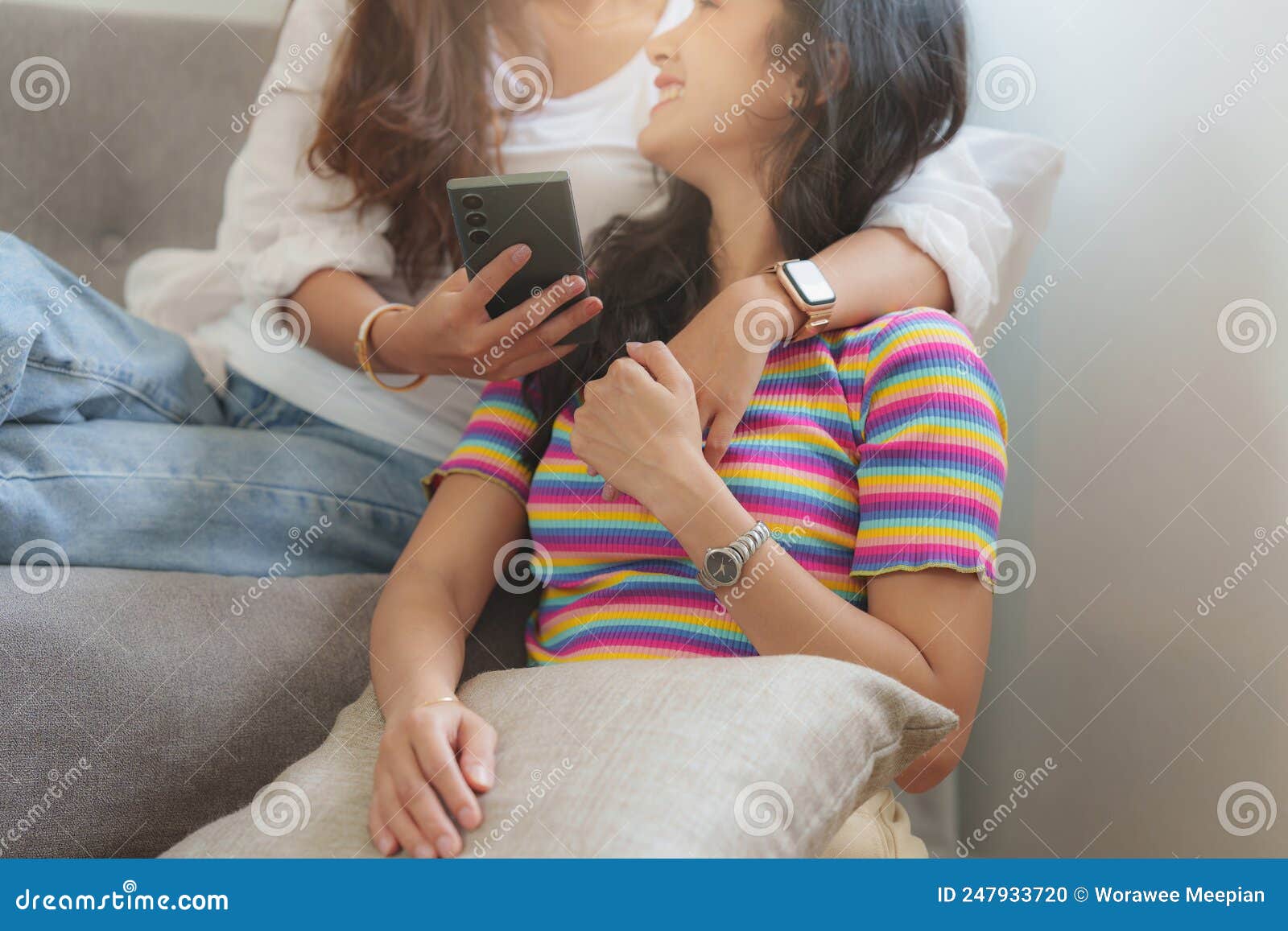 Молодые азиатки-лесбиянки любят моменты счастья в спальне. Lgbtq или гей и гордость. Стоковое Фото - изображение насчитывающей толпа, подруга: 247933720