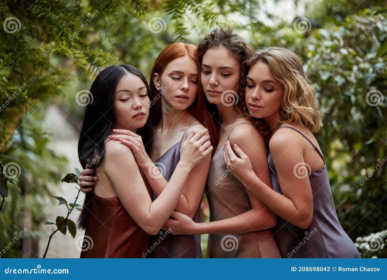Четыре молодые лесбиянки