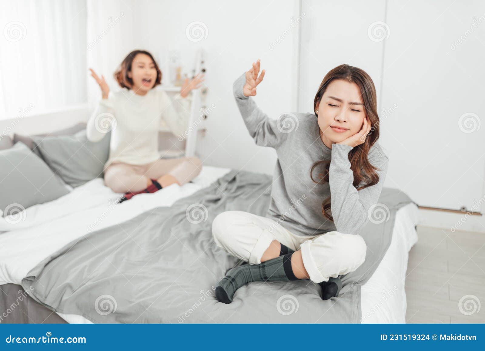 молодые красивые азиатские женщины-лесбиянки, влюбленные в любовницу,  которые после конфликта в спальне в доме, Стоковое Фото - изображение  насчитывающей проблема, эмоционально: 231519324