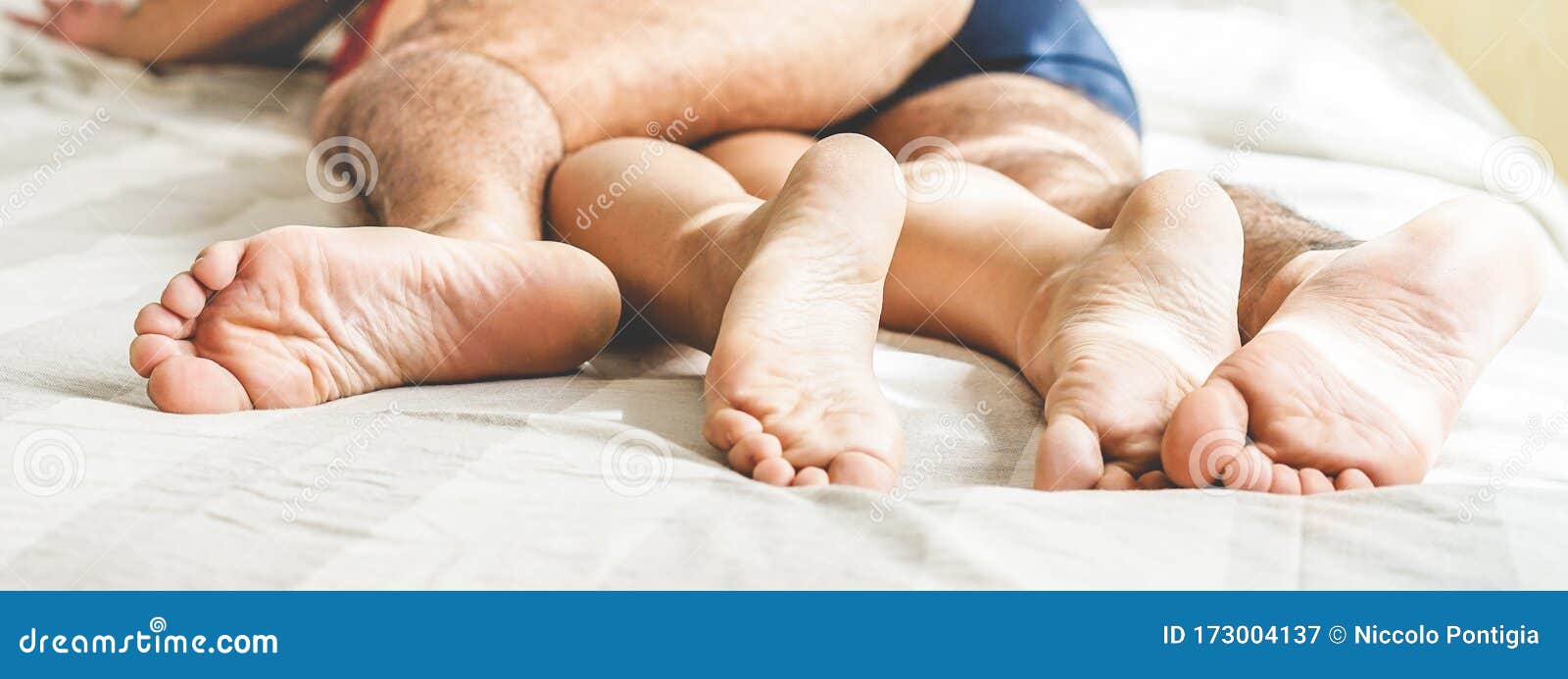Молодые красивые пары флирта перед сексом в любовниках обнимает 2 спальни и  любовь к сексу кровати дома и романтический Стоковое Изображение -  изображение насчитывающей флирта, момент: 173004137