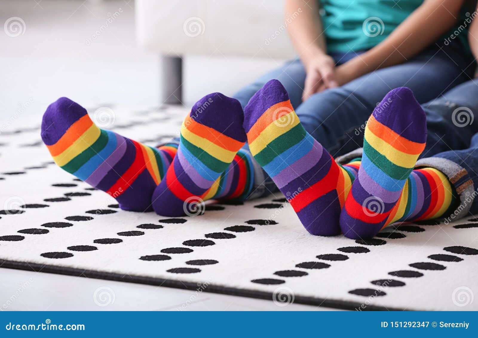 Молодые лесбиянки в чулках радуги дома, крупный план Стоковое Изображение - изображение насчитывающей кавказско, соучастники: 151292347