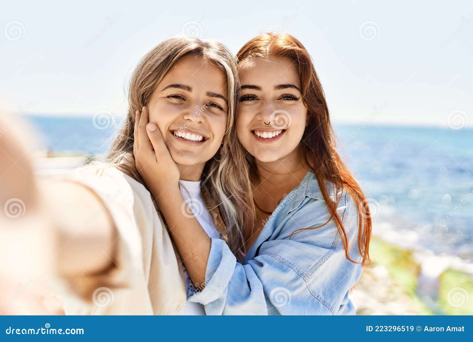 молодые лесбиянки пара двух женщин в любви на пляже Стоковое Изображение - изображение насчитывающей женщина, влюбленность: 223296519