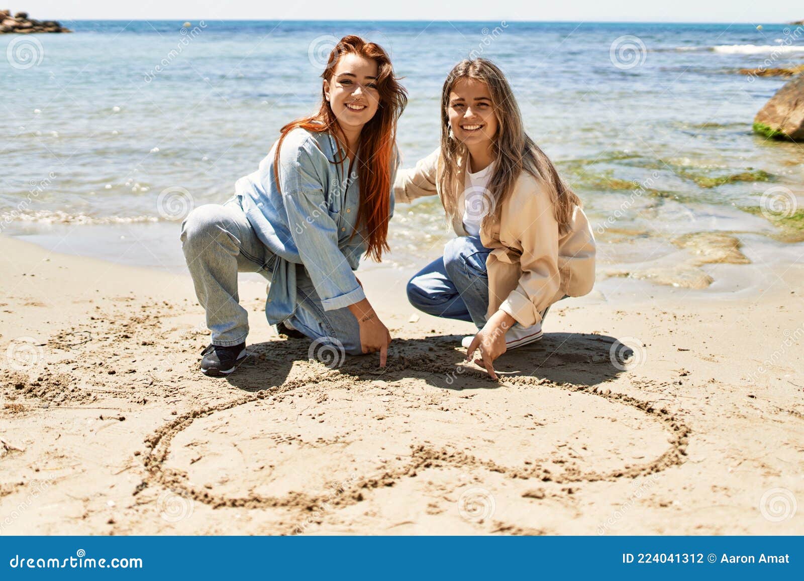 молодые лесбиянки пара двух женщин в любви на пляже Стоковое Фото - изображение насчитывающей счастье, женщина: 224041312