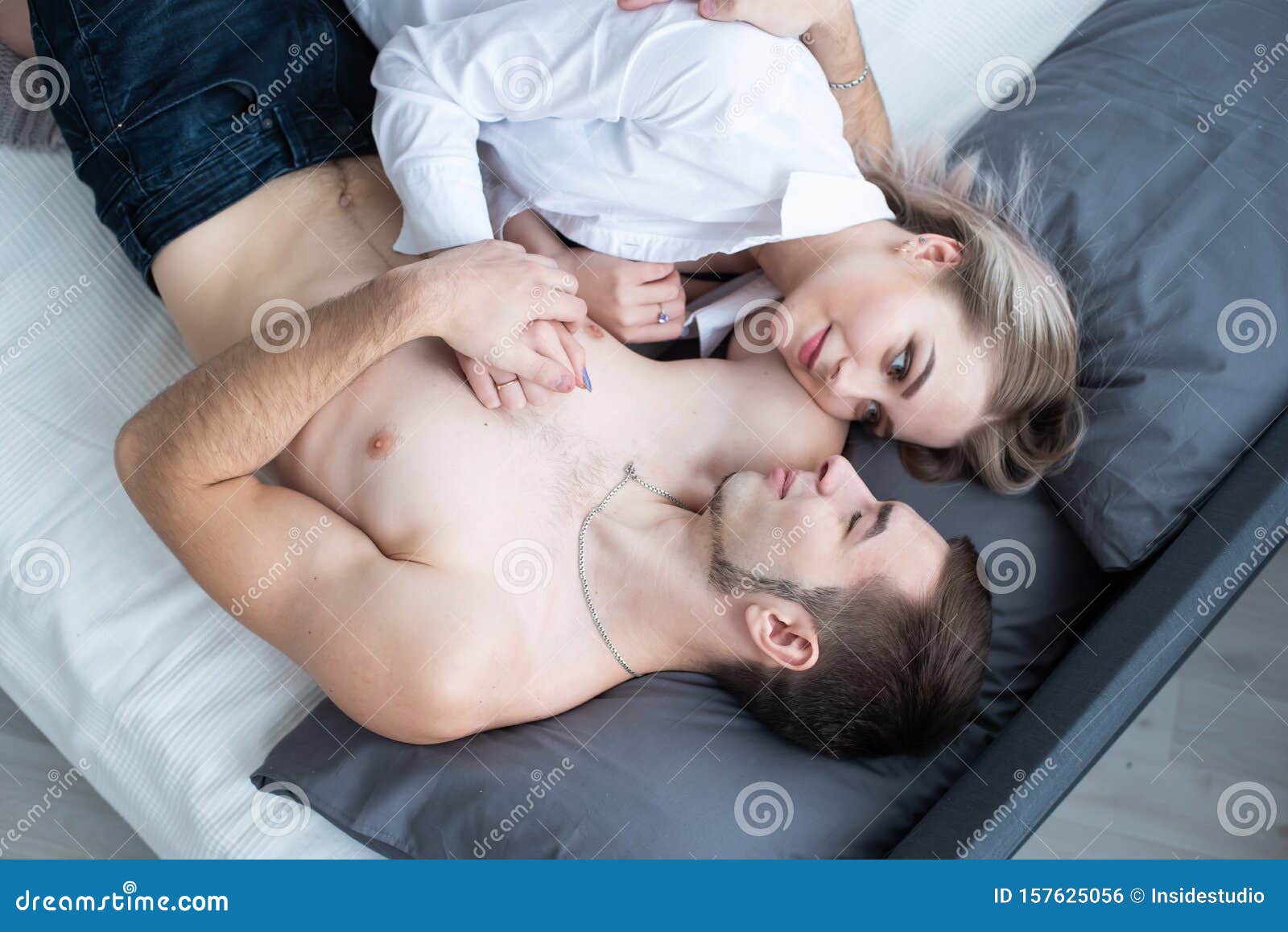 Парень и девушка в кровати голые фото