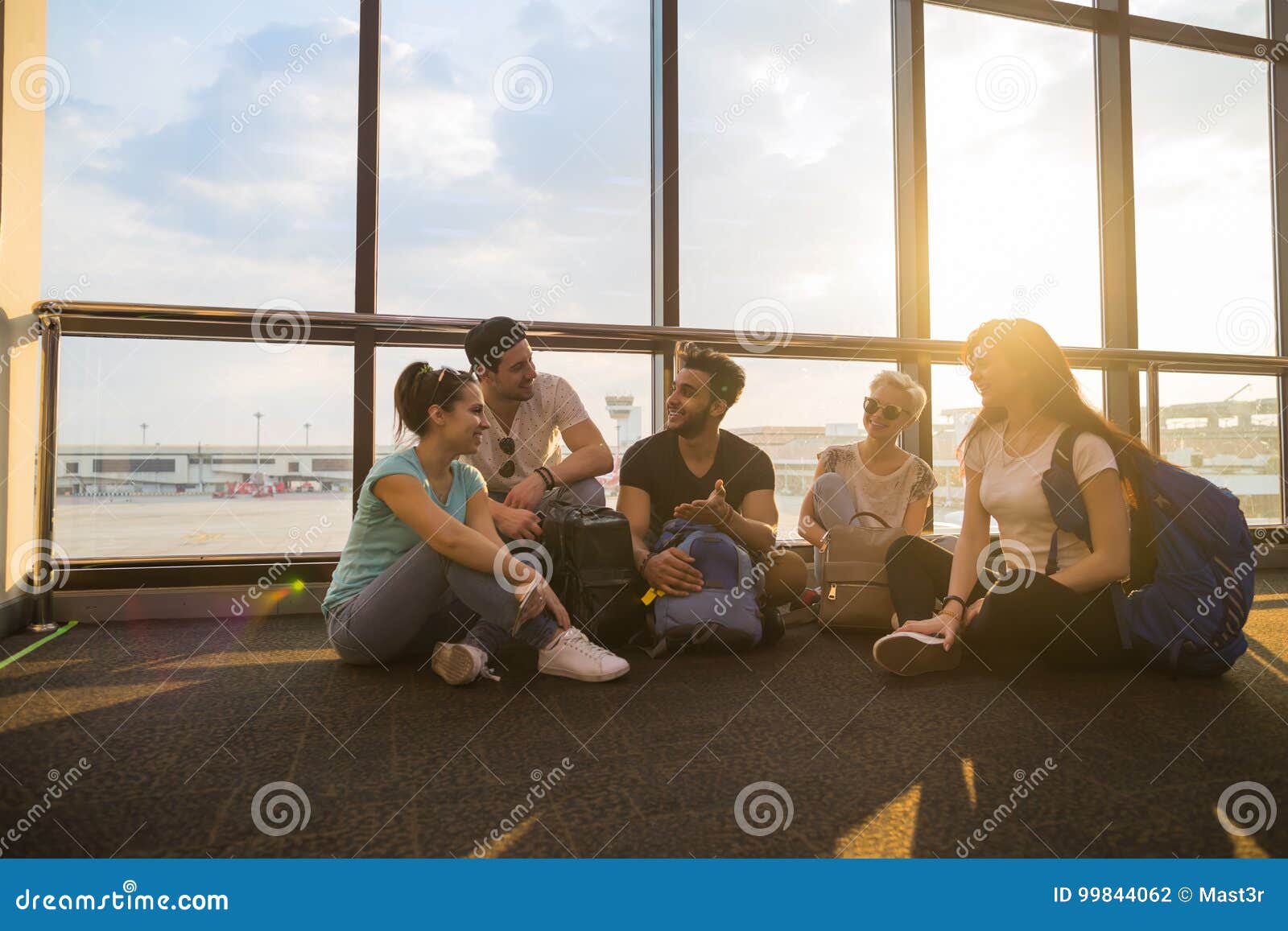 Your friend is waiting for you. Друзья в аэропорту. Фото друзей в аэропорту. Оригинальная встреча друзей в аэропорту. Встреча двух друзей аэропорту.