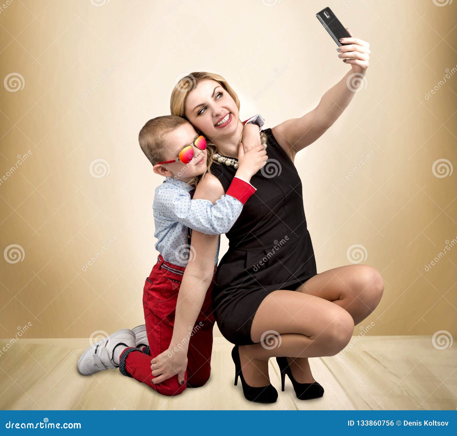 Молодая мама попросила. Сын фоткает маму. Красиво сфотографироваться с сыном. Сфоткаться с сыном. Мама фотографирует.