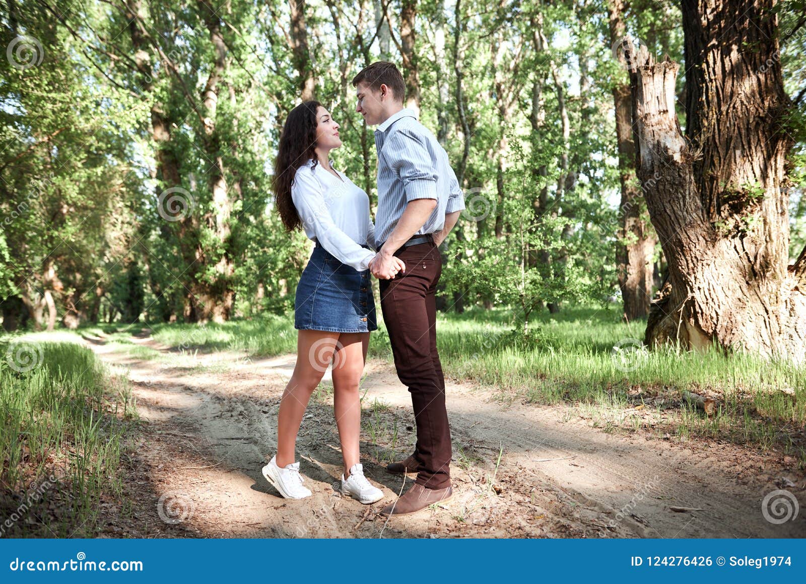 Лесная прогулка. Девушка изменяет парню в лесу. Мужчина и женщина в лесу. Фото парня и девушки в лесу. Молодая пара в лесу.