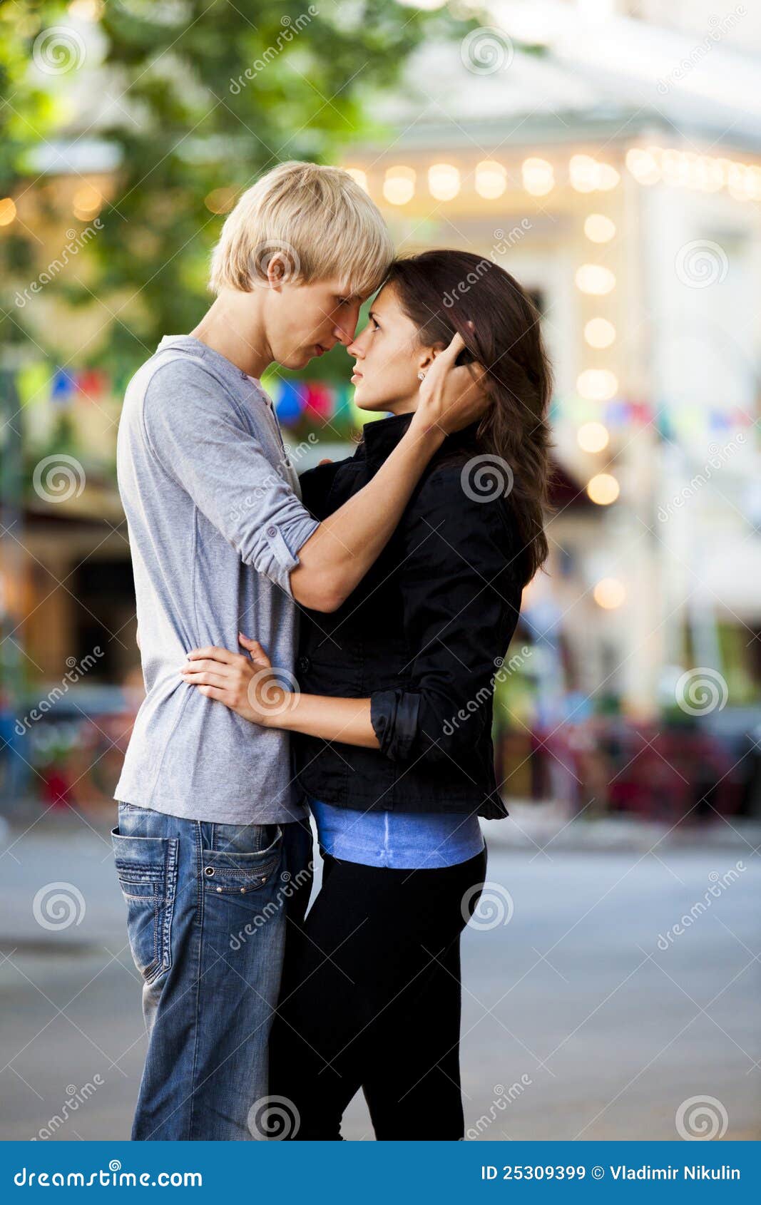 Парень целуется на улице. Поцелуй на улице. Влюблённые подростки. Целуются на улице. Влюбленные целуются на улице.