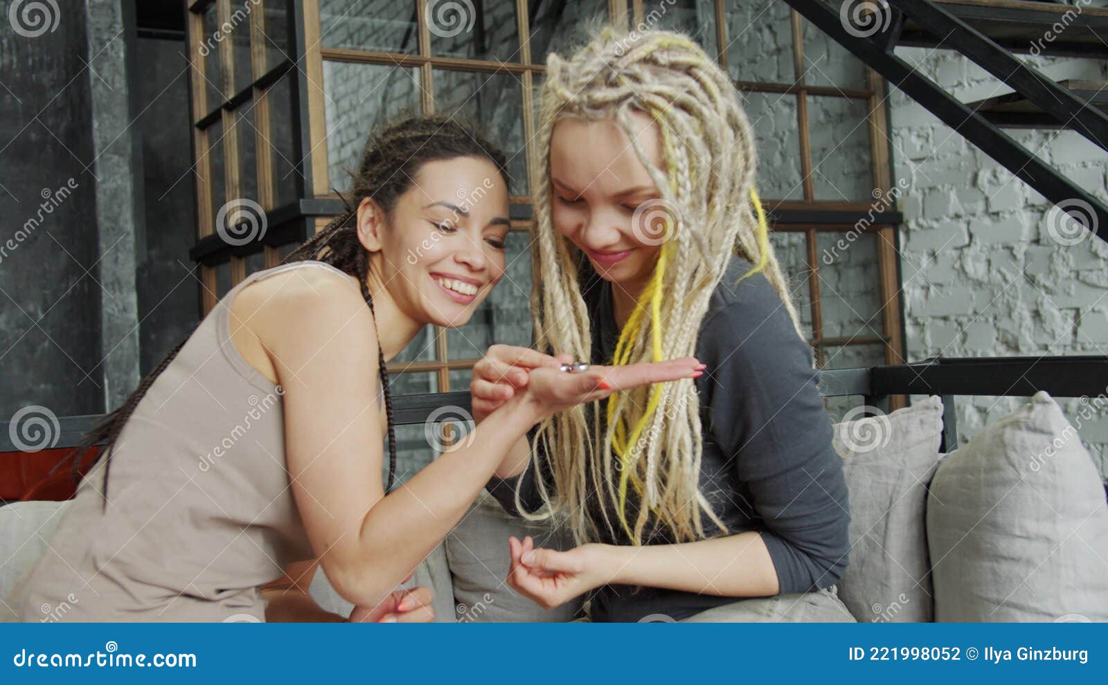 молодые счастливые лесбиянки подруги с двумя обручальные кольца Стоковое  Фото - изображение насчитывающей кавказско, праздник: 221998052