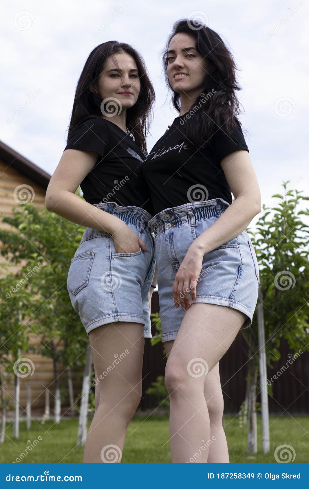 2 Молодых женщин брюнетки в черный обнять трусы футболки и джинсовой ткани.  Сестры Girlfriendsfamily и концепция дружбы Стоковое Изображение -  изображение насчитывающей отношение, смеяться: 187258349