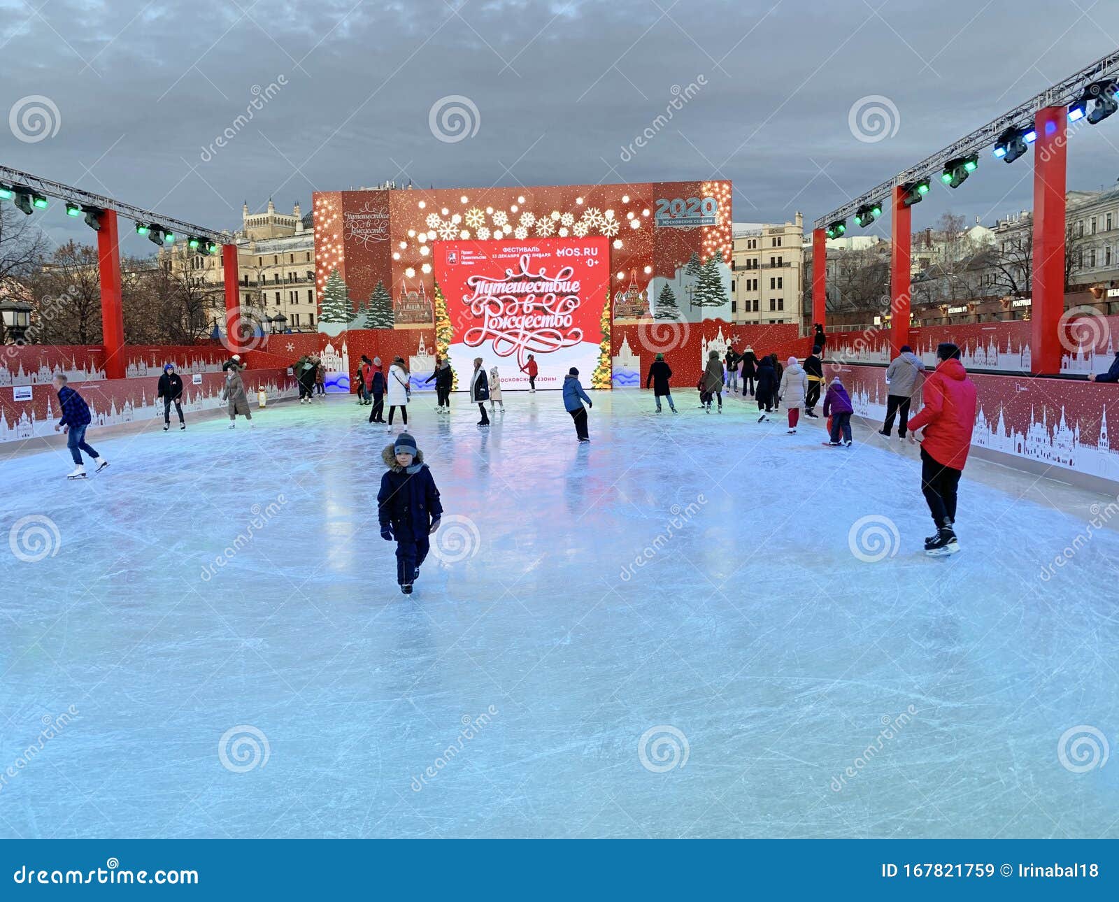 Каток новые черемушки. Каток на площади революции в Москве. Каток на профсоюзной 41.