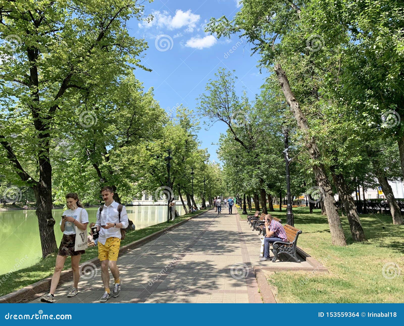 Прогулка в парке летом. Люди в парке. Люди на улице. Почему обитатели города не гуляют по бульвару. Люди на улице летом гуляют.