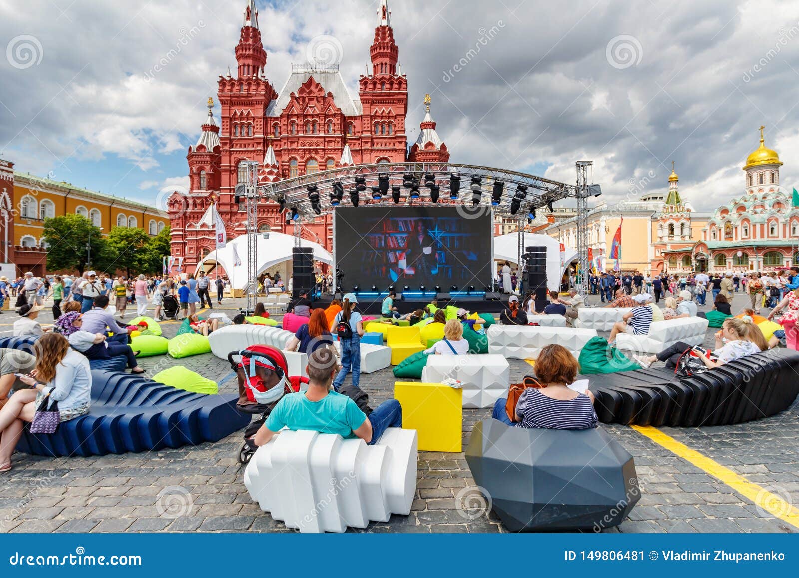 Сцена на красной площади. Фестиваль красная площадь. Сцена на красной площади в Москве. Люди на красной площади.