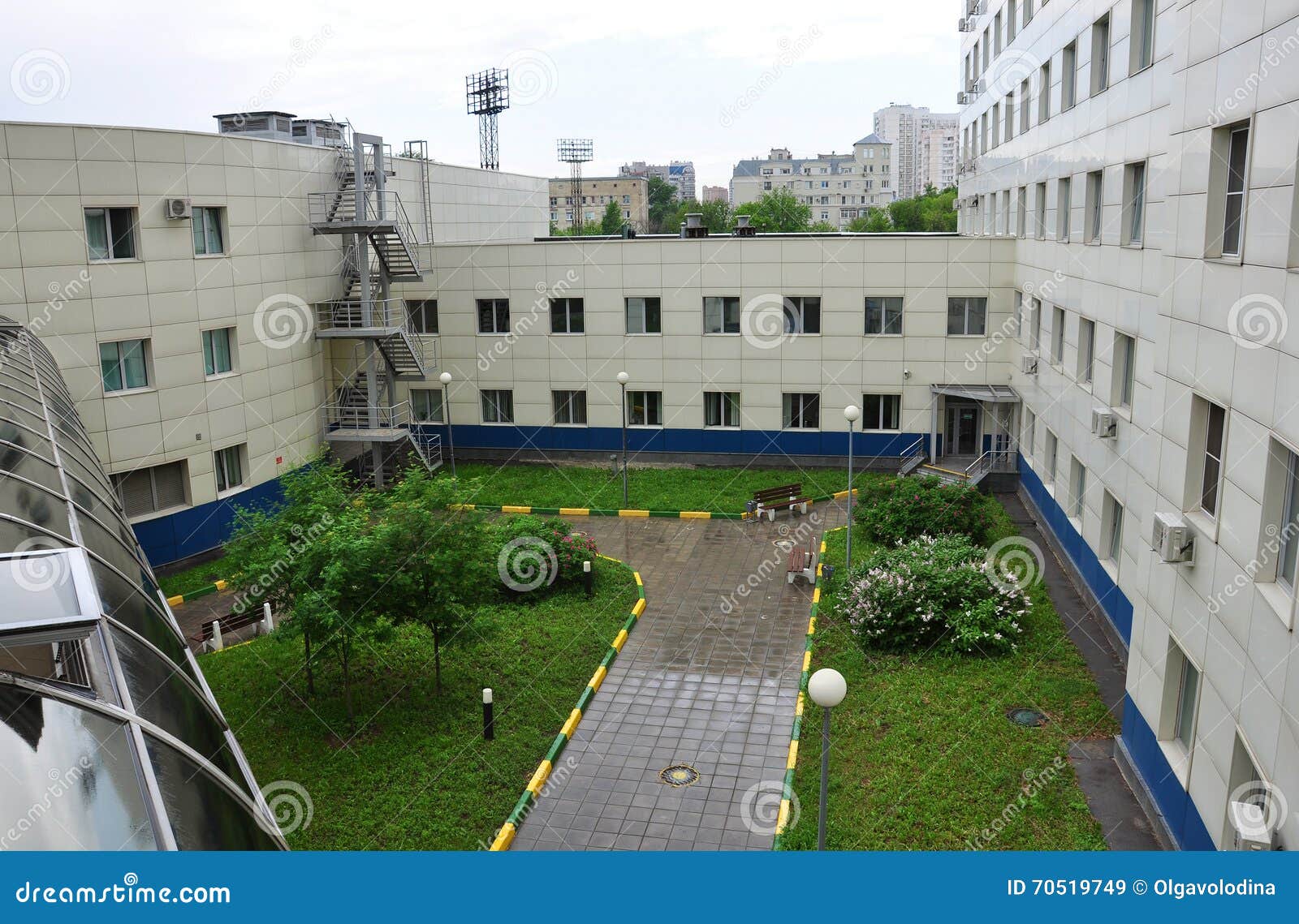 ледовая площадка. выпуск мвд на красной площади. российский флаг на поклонной горе. московская городская клиническая больница 24. 24 больница москва 1 корпус.