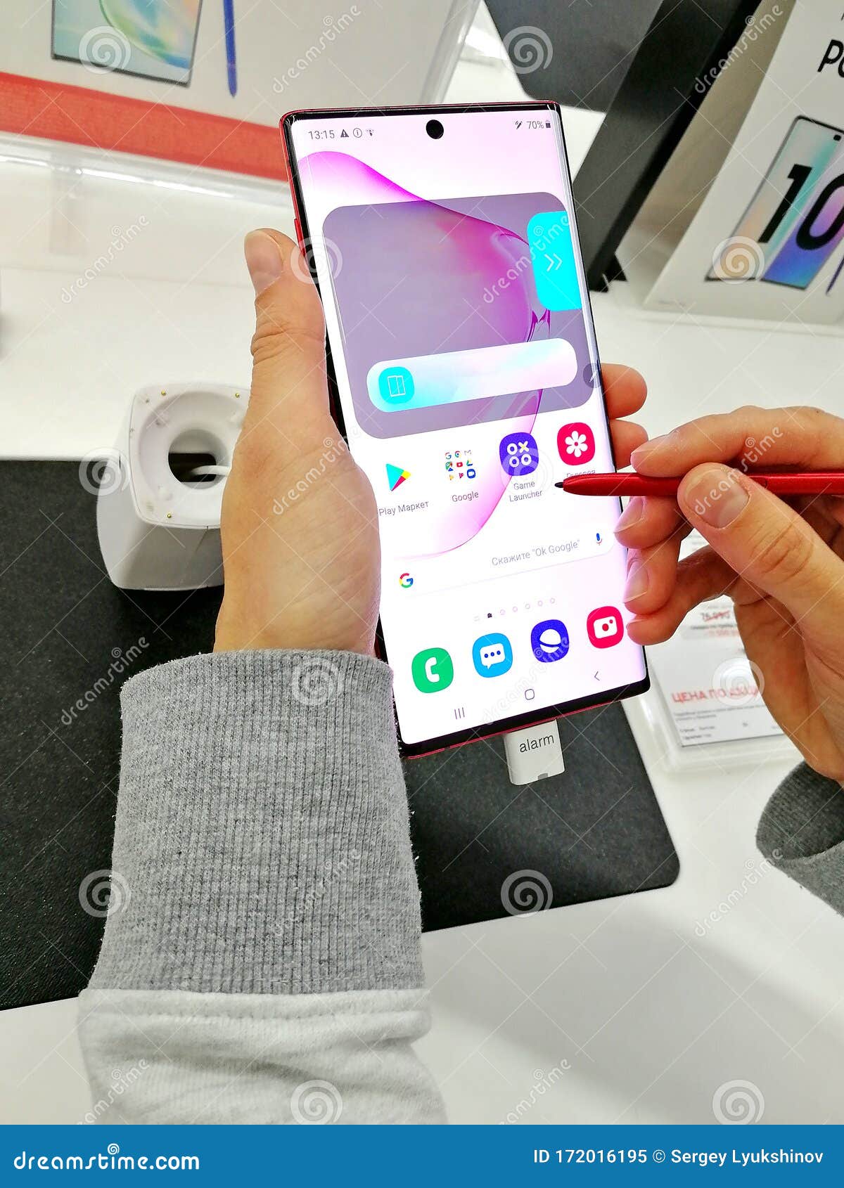 Москва- Россия 9-ое февраля 2020. Девочка держит новый телефон Samsung  Galaxy 10 заметки. Premium смартфоны на Android Редакционное Изображение -  изображение насчитывающей разветвляя, иллюстративно: 172016195