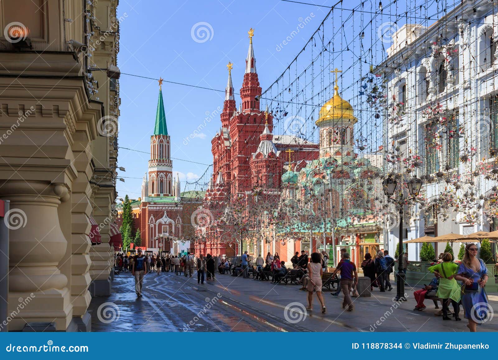 Улицу назвали красной. Красная площадь Никольская улица. Москва красная площадь сейчас Никольская улица. Улицы около красной площади в Москве. Возле красной площади Никольская улица.