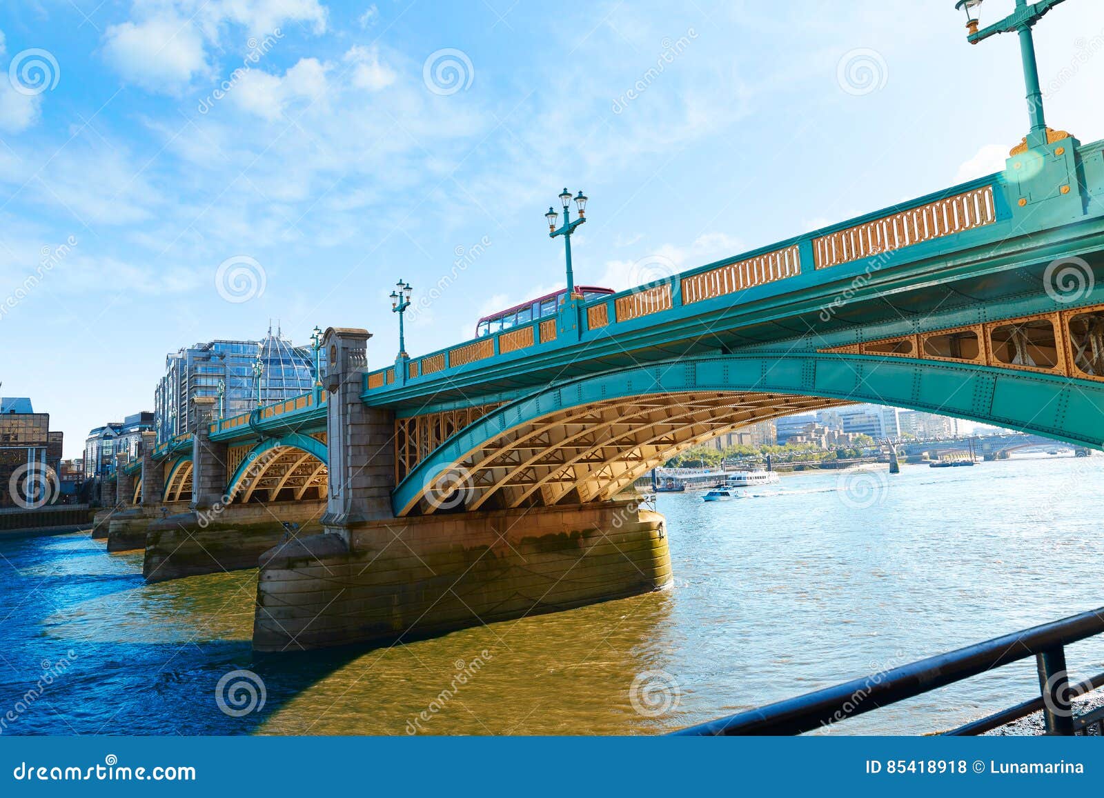 Через какую реку перекинут мост. Мост саутварк Лондон. Саутуарк мост из Лондона. Мост Саусворк в Лондоне. Мост Саутворк фото.