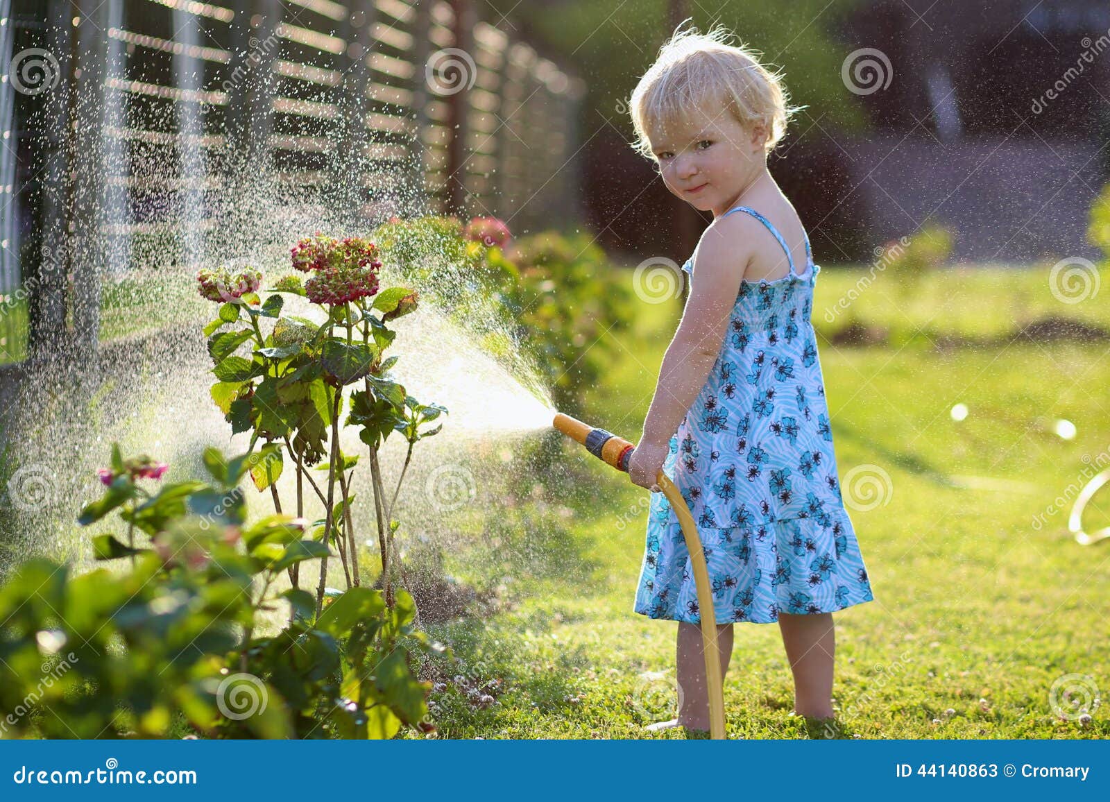 The flowers to water every day. Девушка поливает цветы. Девочка поливает цветы. Девушка поливает цветы в саду. Девочка поливает цветы в огороде.