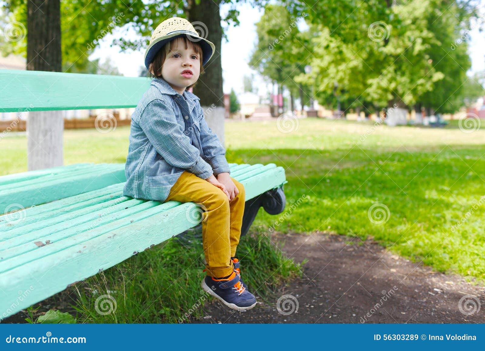 подростки сидят на лавочке. мальчик сидящий на лавочке. мальчик на скамейке. мальчик сидит на лавочке. мальчик сидит на скамейке.