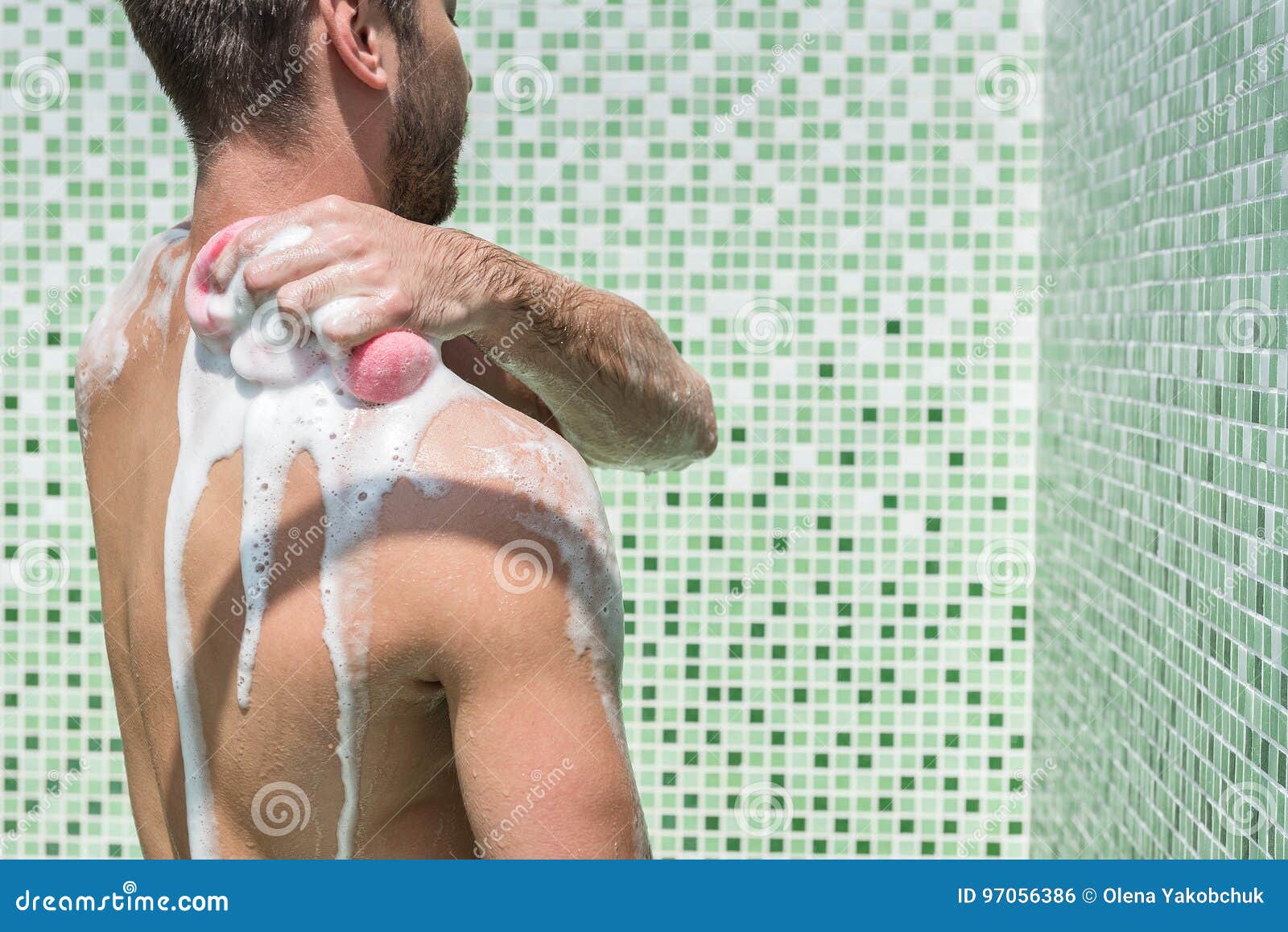 Человек после душа. Парни в общем душе. Бородатый мужик в ванне. Мужчина перед душем. Мужчина в душе с мочалкой.