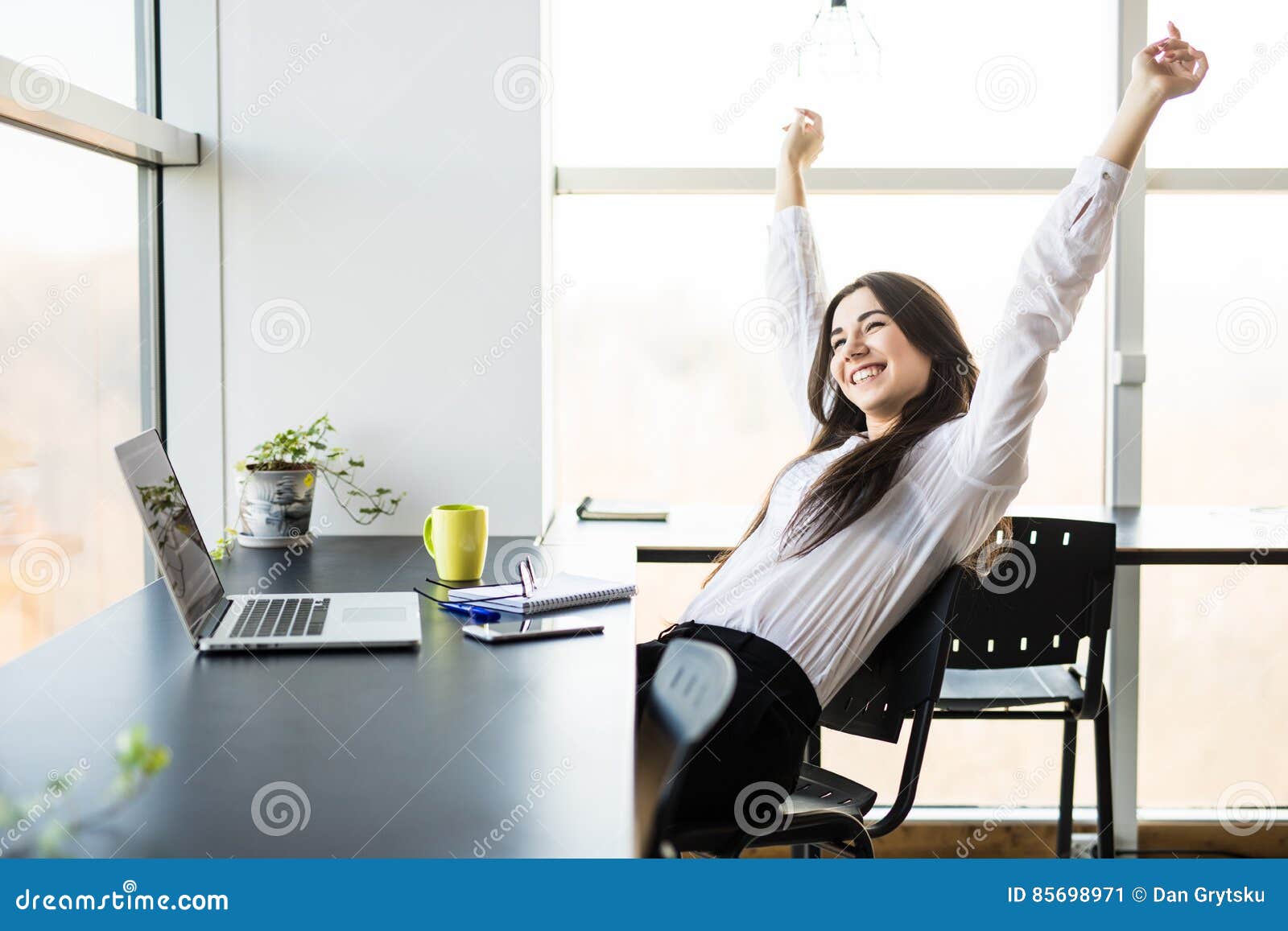 Дисциплинированная девушка. Finish your work. Finish work. To finish work. Тайм менеджер.