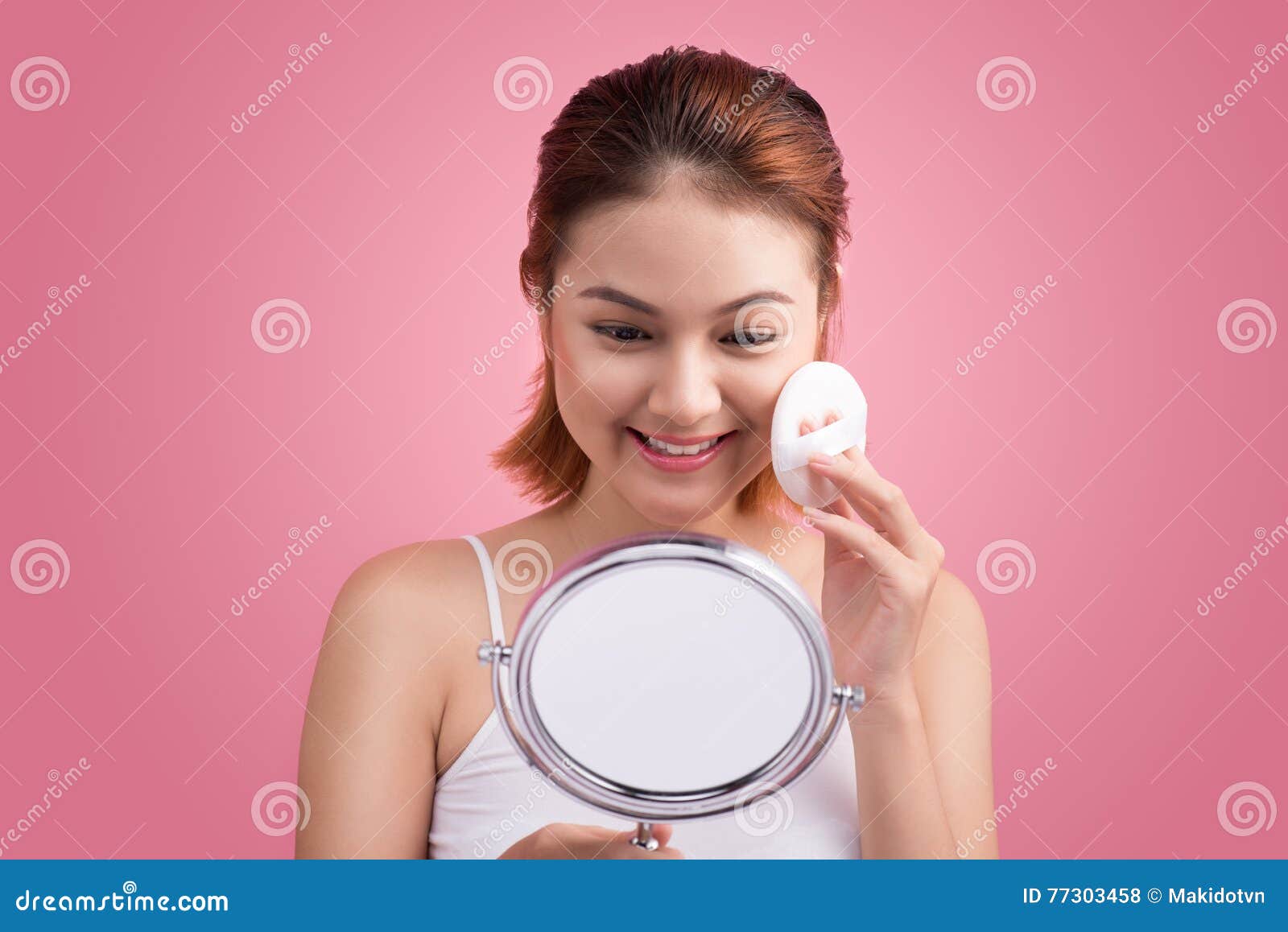 Девушка наносит пудру. Девушка пудрит носик. Девушка с пудрой. Пудрить нос. Девушка припудривает нос.