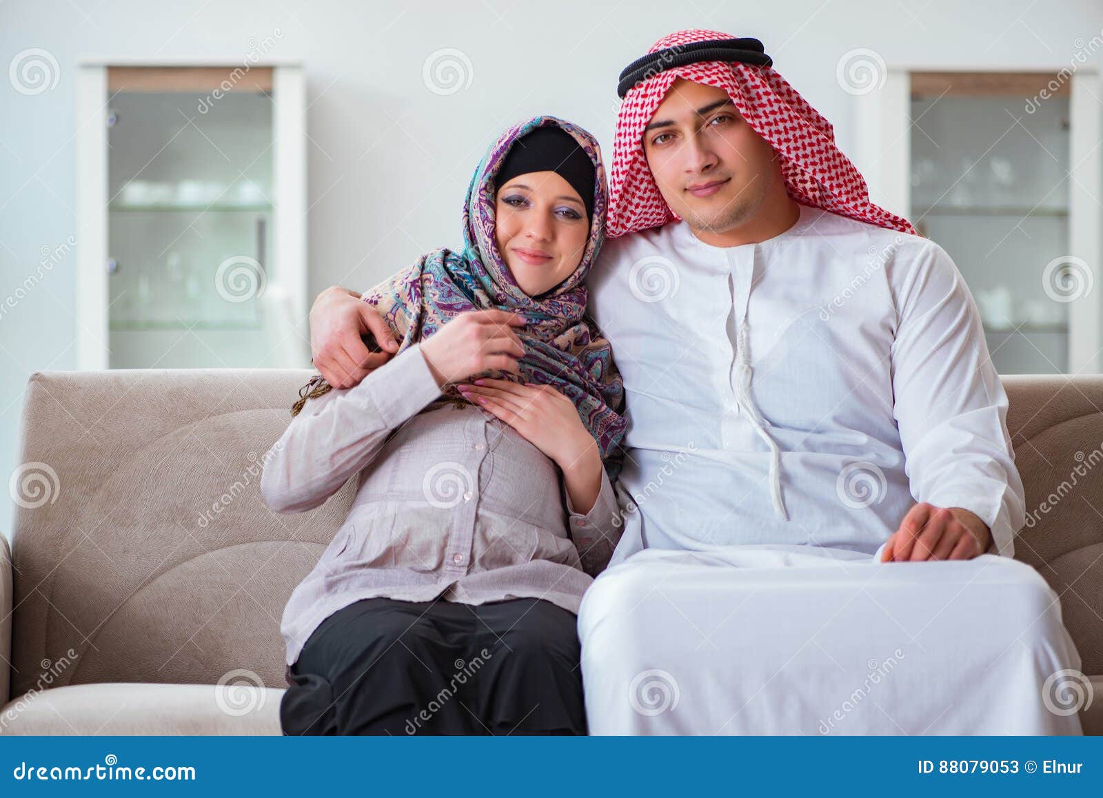 счастливый араб. арабка с мужем. муж и жена арабы. арабские женщины и мужчины. традиционная арабская одежда.