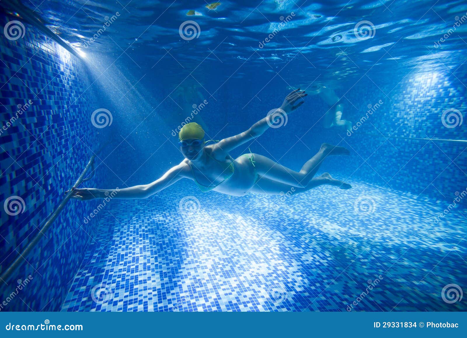 Фотосессия в бассейне под водой. Бассейн под водой видео. Под водой в бассейне без людей. Пустой бассейн под водой. Мальчик под водой в бассейне.