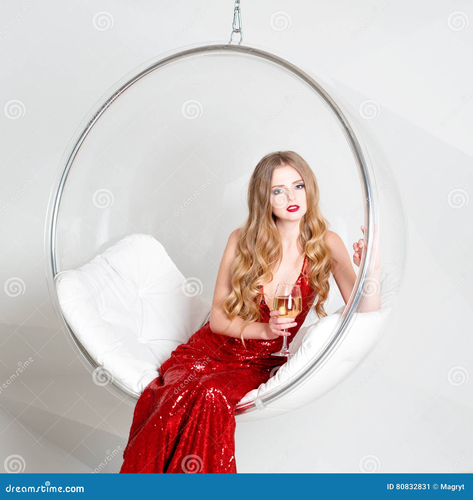 Девушка на табурете спиной. Девушка на прозрачном стуле. Женщины сидя на корточках. Девушка сидит. Девушка сидит в кресле.