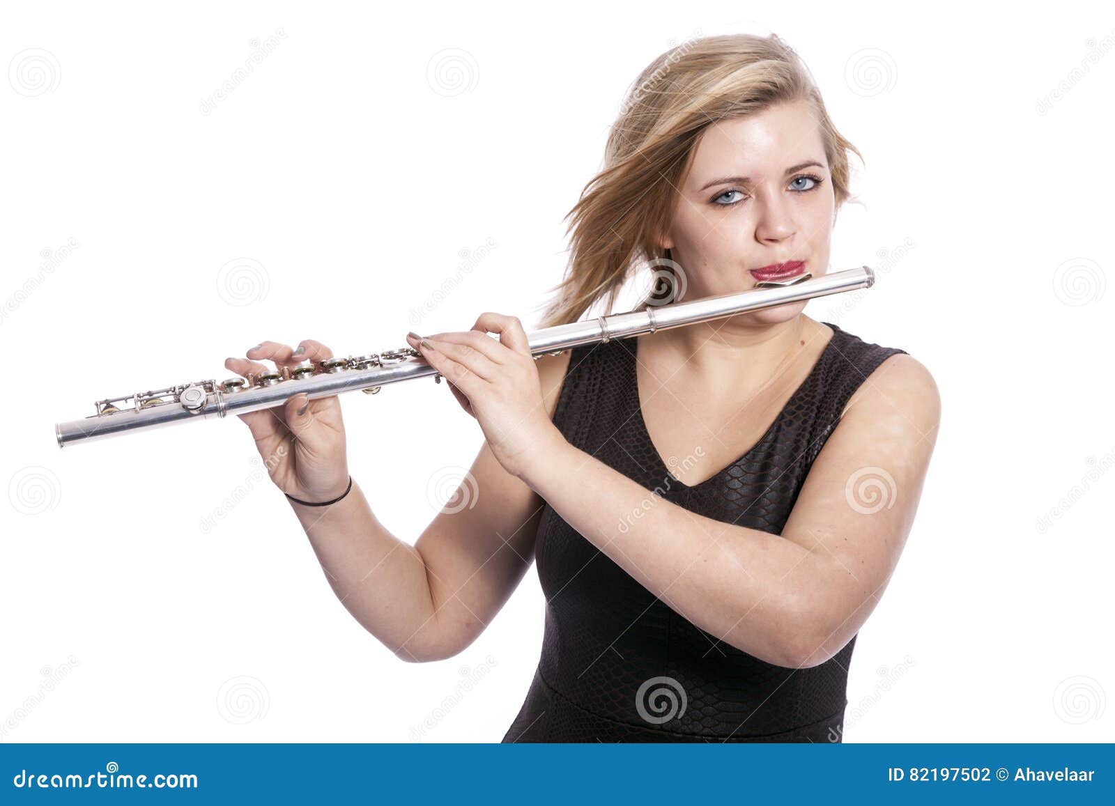 австралийка играет на флейте. фотосессия с флейтой. австралийка играет на флейте. девушка играет на флейте фото. флейтистка со спины.