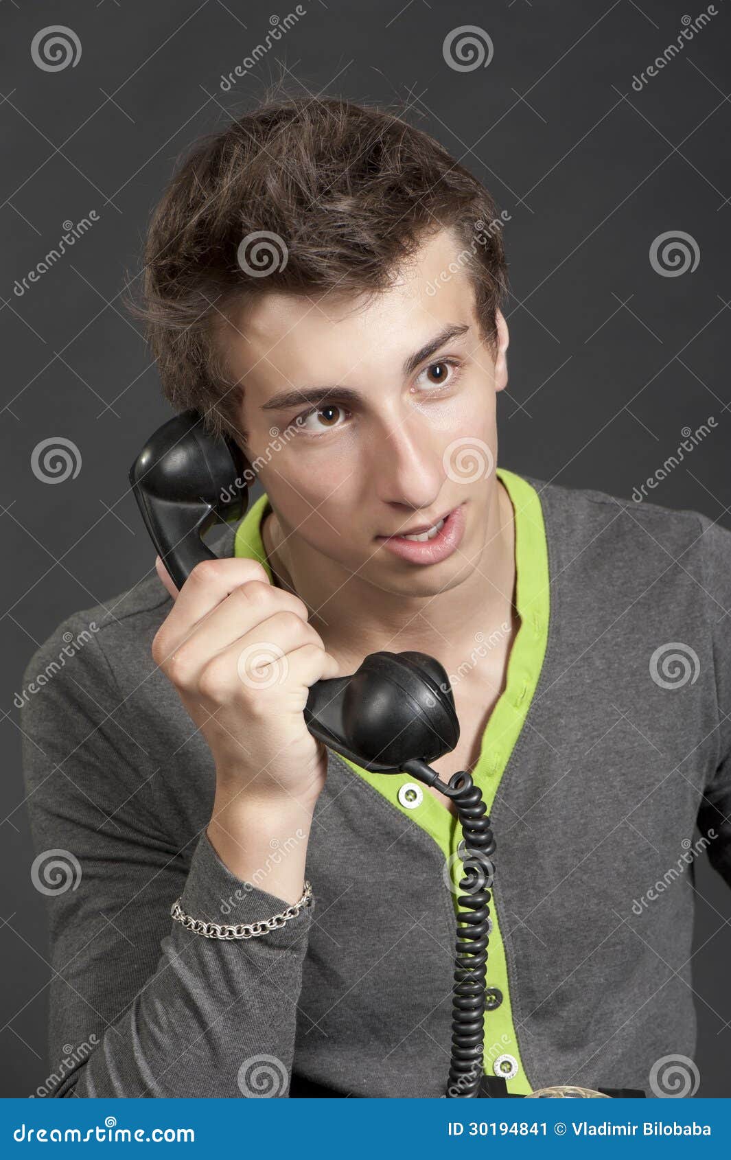 кадр из фильма разговор по телефону. мужик с телефонной трубкой. говорит по старому телефону. разговор по старому телефону. мужчина с трубкой телефона.