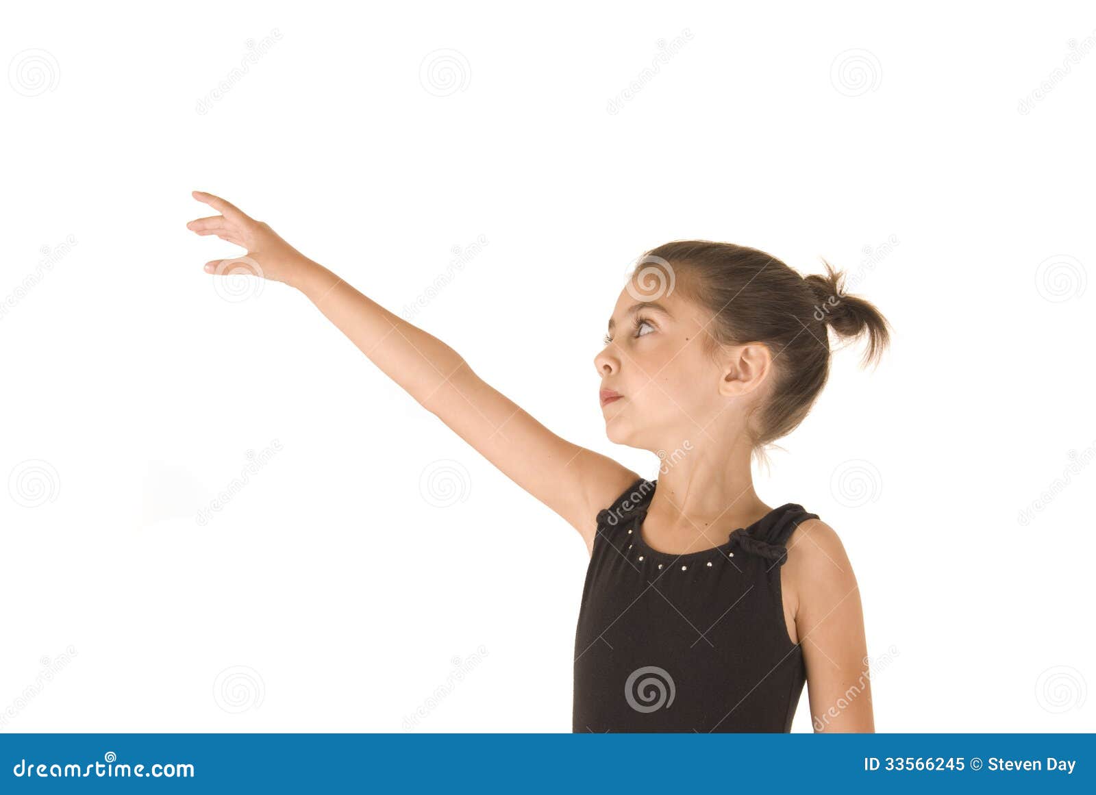 Девочка тянется. Девочка тянется. Ребенок тянется. Девочка тянет руку. Девушка вытянула руку.