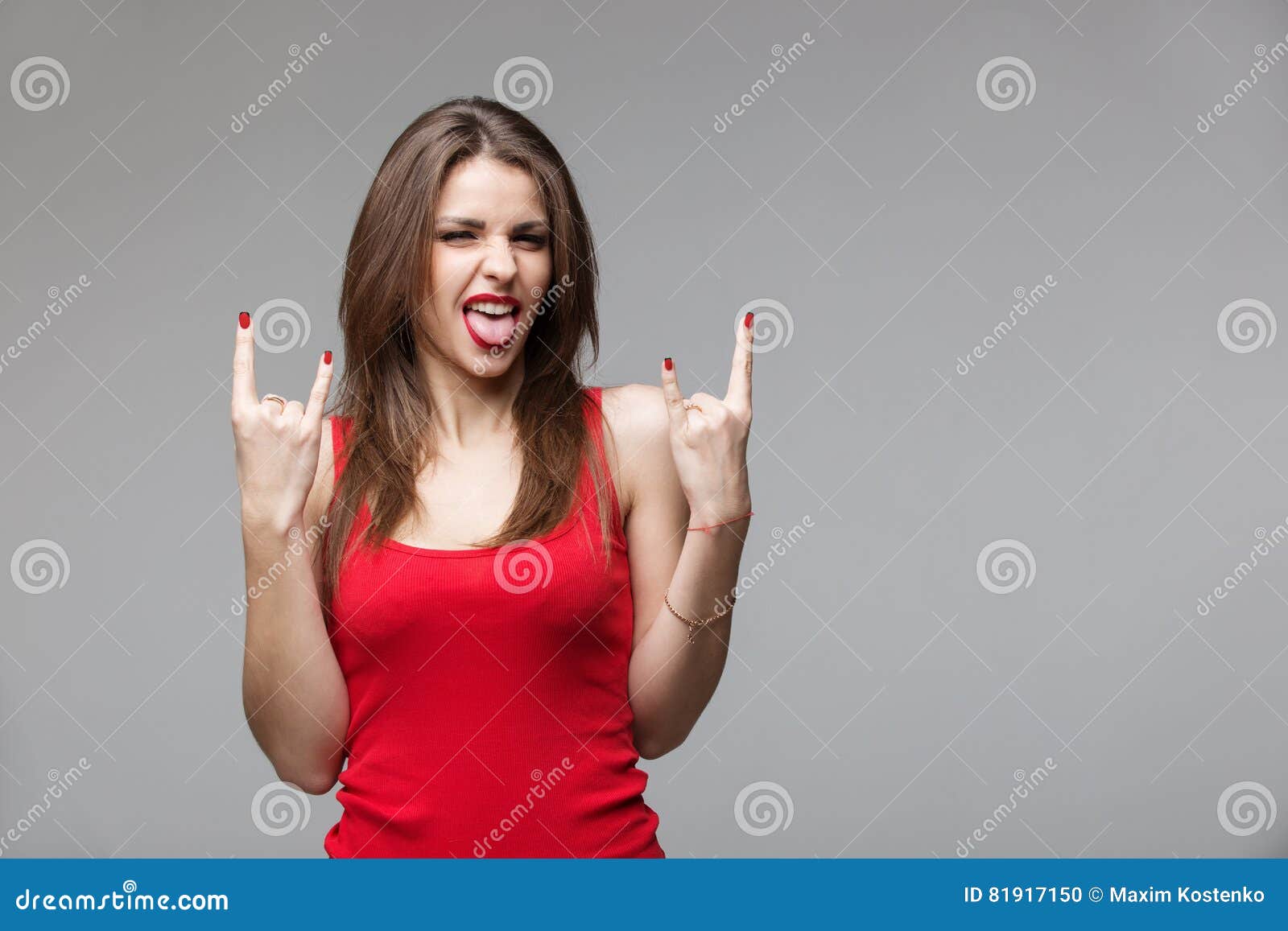 жест высунутый язык. парень с высунутым языком. девушка показывает жес. жест высунутый язык. жест высунутый язык.