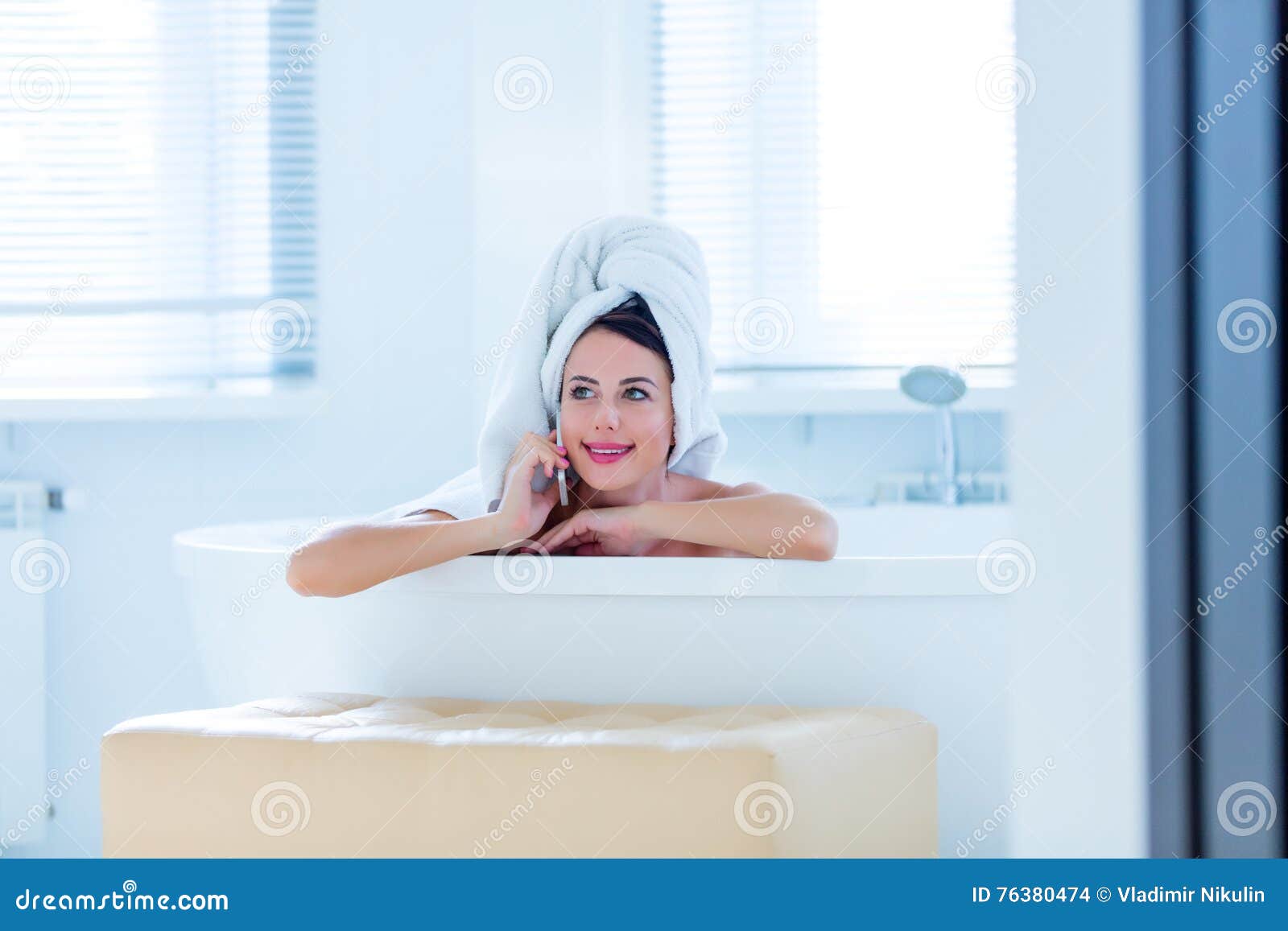 Жена после ванны. Девушка в ванне с телефоном. Девушка в ванной с телефоном. Женщина в ванной с телефоном. Расслабленная женщина в ванной.