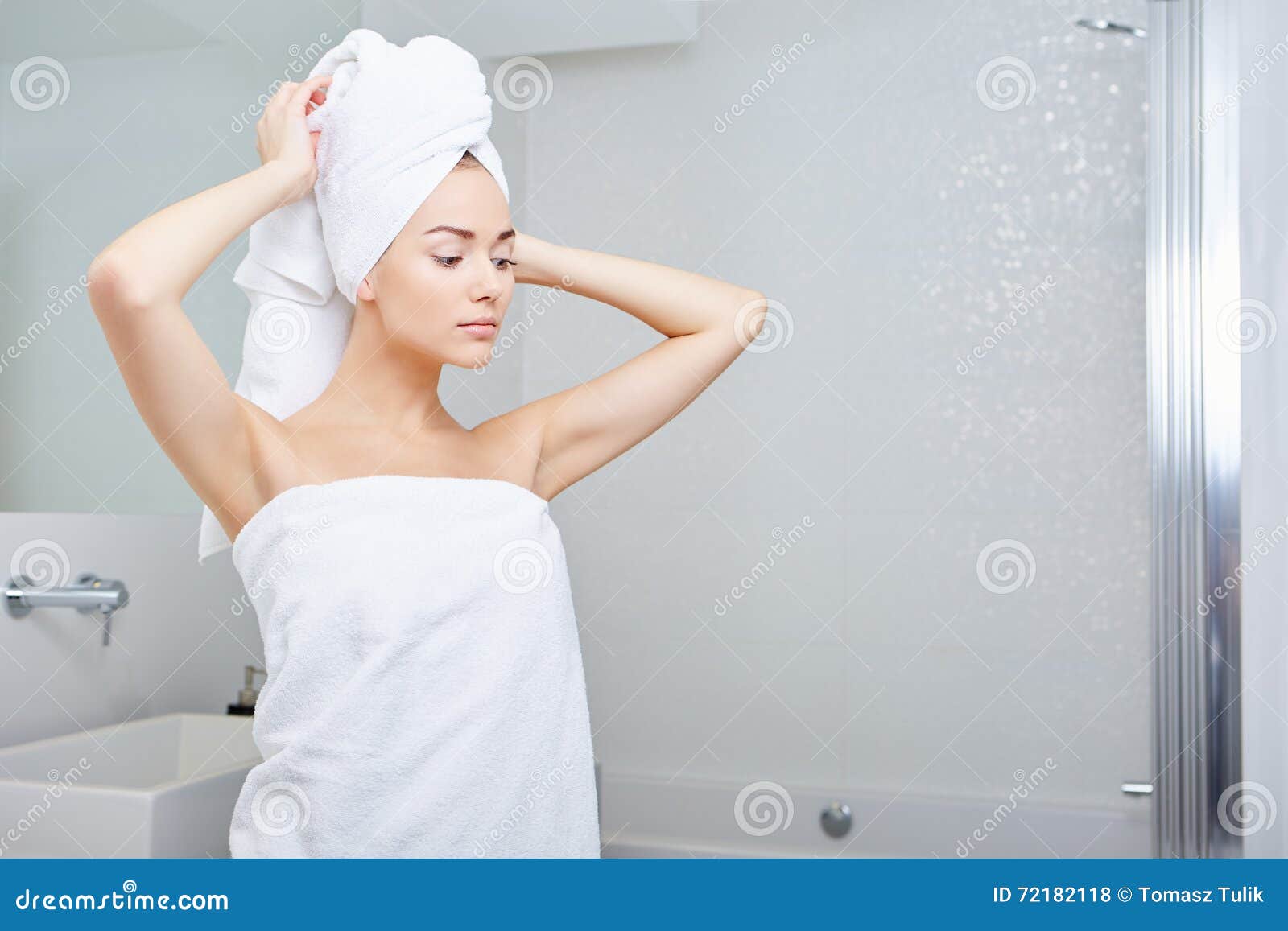 Соблазняет после душа. Девушка после душа. Девушка в полотенце. Девушка с полотенцем на голове. Красивая девушка в полотенце.