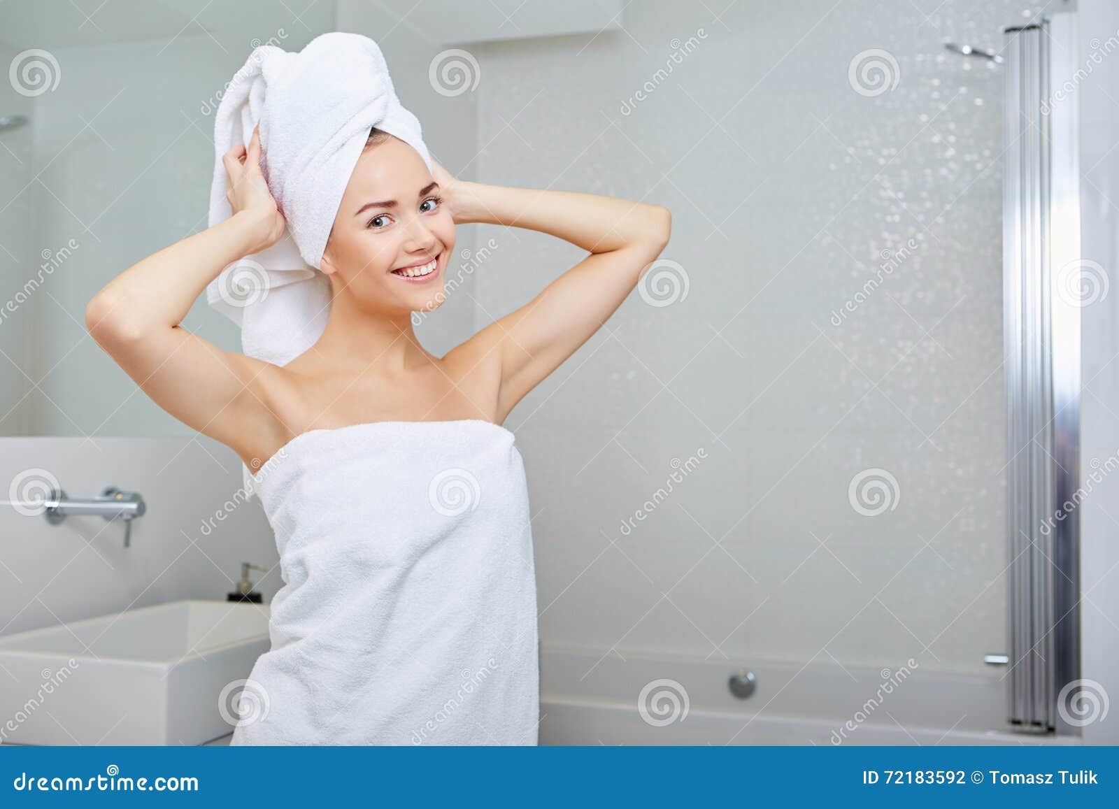 Работа в полотенце. Девушка в белом полотенце. Красивая девушка в полотенце. Девушка в Банном полотенце. Девушка с полотенцем на голове.