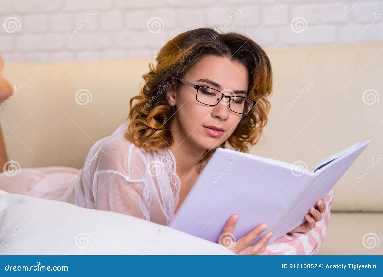 Девушка читает на вибраторе
